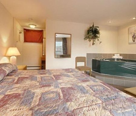 Super 8 By Wyndham Kingston Hotel Room photo