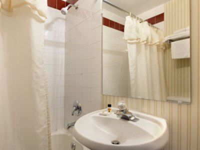 Super 8 By Wyndham Kingston Hotel Room photo